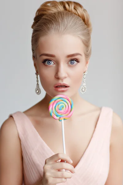 Retrato de hermosa chica rubia tierna con ojos sorprendidos en un — Foto de Stock