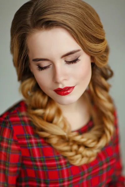 Portrait of a glamorous beautiful girl with bright makeup in a r — Stock Photo, Image