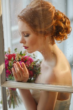 Onun bir buket ile çok güzel sofistike Kızıl saçlı kız 