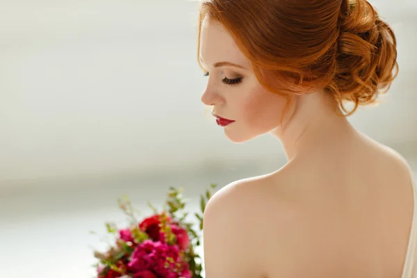 Rafinovaný portrét rudovlasé dívky v profilu s kytkou — Stock fotografie
