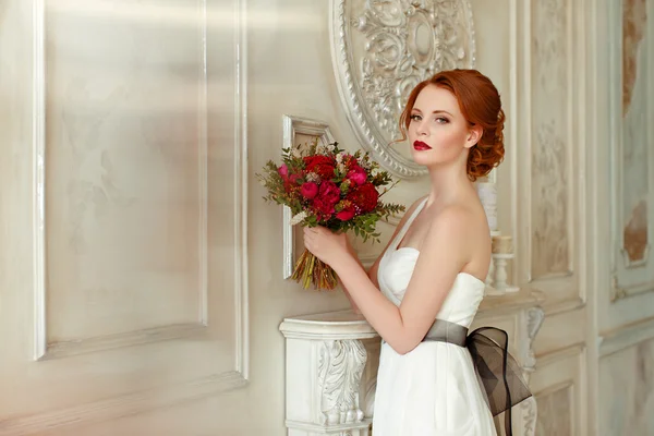 Très jolie fille aux cheveux roux sophistiquée avec un bouquet à la main — Photo