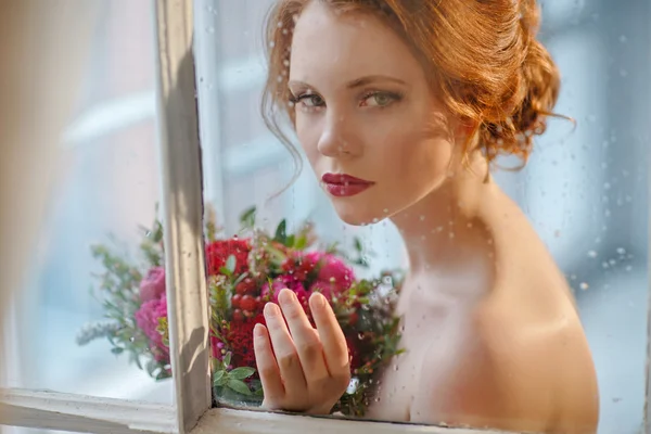 Onun bir buket ile çok güzel sofistike Kızıl saçlı kız — Stok fotoğraf