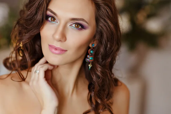 Närbild porträtt av sensuell ung brunett kvinna med ljusa ey — Stockfoto