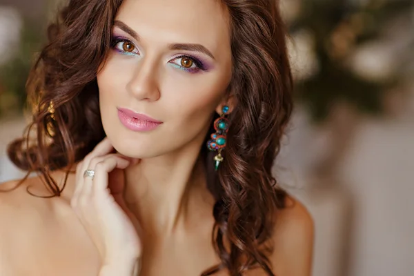 Close-up portrait of sensual young brunette woman with bright ey — Stock Photo, Image