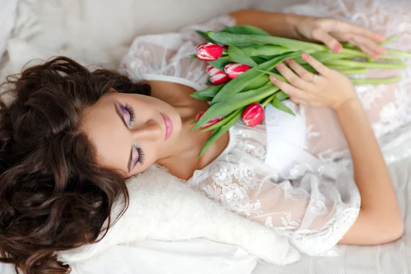 Sensuell vacker och charmig brunett kvinna som ligger på sängen och s — Stockfoto