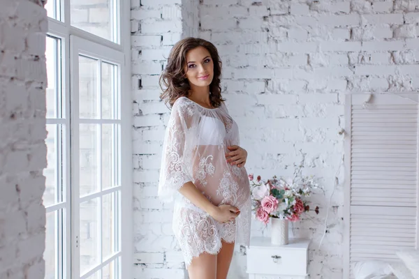 Bela menina grávida macia e sensual em branco transparente dr — Fotografia de Stock