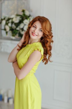Ayakta mavi gözlü güzel bir kızıl saçlı kız portresi