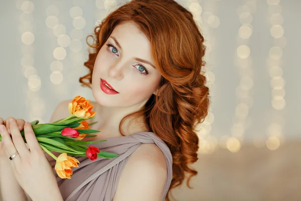 Portrét krásné rusovlasá dívka s modrýma očima, které drží — Stock fotografie