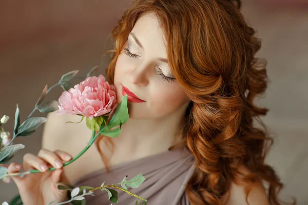 Portréja egy gyönyörű vörös hajú nevető lány szeme kék, — Stock Fotó