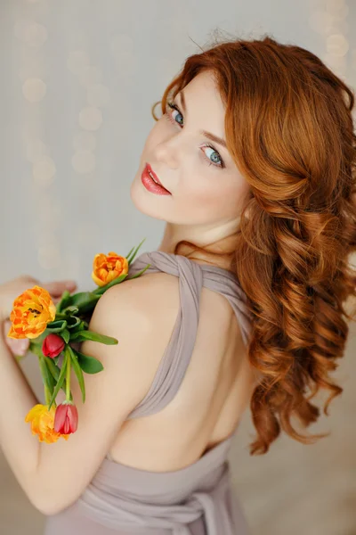 Portrait d'une belle fille rousse aux yeux bleus tenant un — Photo