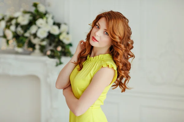 Retrato de uma linda menina ruiva com olhos azuis, de pé — Fotografia de Stock