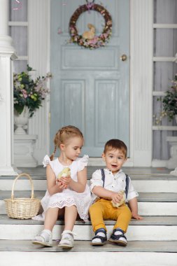 Kız kardeşim ve küçük kardeşi merdivenlerde evde oturan ve 