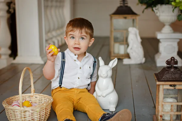Маленький хлопчик в жовтих штанях сидить на підлозі в інтер'єрі , — стокове фото