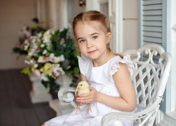 Маленька рудоволоса дівчинка з кісками тримає жовтий шик — стокове фото