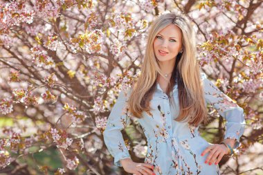 Bir b uzun saçlı güzel bir genç sarışın kadın portresi