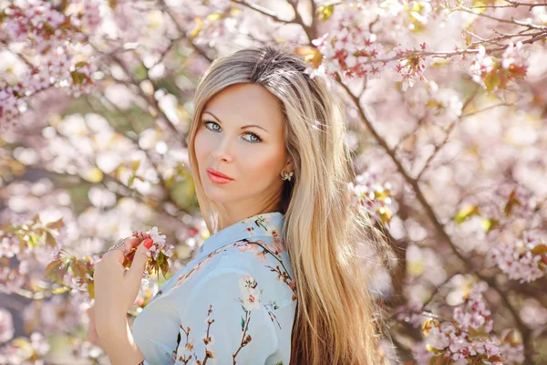 Porträt einer schönen jungen blonden Frau mit langen Haaren in einem b — Stockfoto