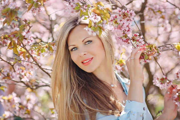 Porträt einer schönen jungen blonden Frau mit langen Haaren in einem b — Stockfoto