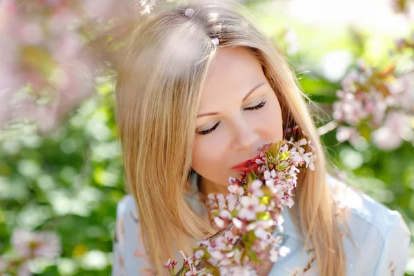 Porträtt av en vacker ung blond kvinna med långt hår i en b — Stockfoto