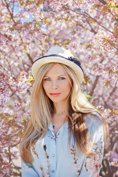 Retrato de una hermosa chica rubia con pelo largo y un sombrero en — Foto de Stock