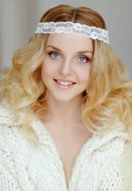 Mavi gözlü güzel kız sarışın çok nazik bir portre i