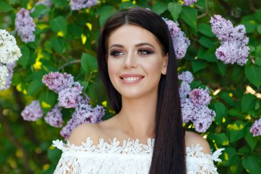 Li beyaz elbise güzel şehvetli esmer kız Portresi