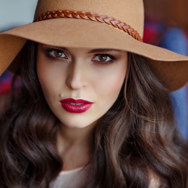 Kahverengi gözlü güzel bir zarif kadın esmer portresi w