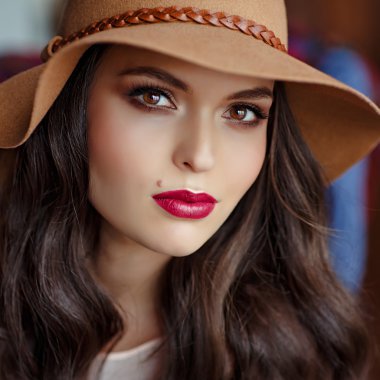 Kahverengi gözlü güzel bir zarif kadın esmer portresi w