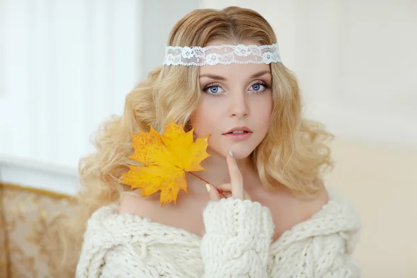 白いニットのセーターで非常にかわいい若いブロンドの女性の肖像画 — ストック写真