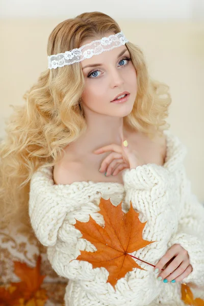 Portré nagyon aranyos fiatal szőke nő egy fehér kötésű pulóvert — Stock Fotó