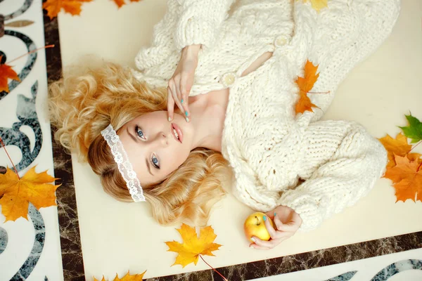 Portrait of a gentle sensual blonde girl lying on the floor with — Stock Photo, Image