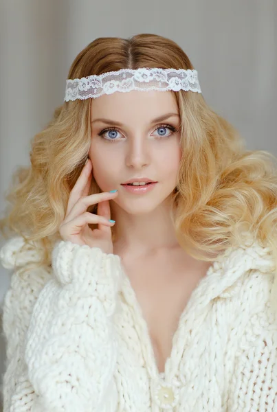 Egy nagyon szelíd portréja gyönyörű lány szőke kék szeme i — Stock Fotó