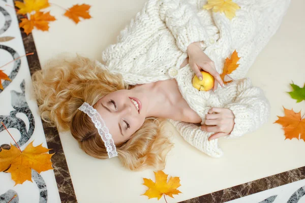 Portrait of a gentle sensual blonde girl lying on the floor with — Stock Photo, Image