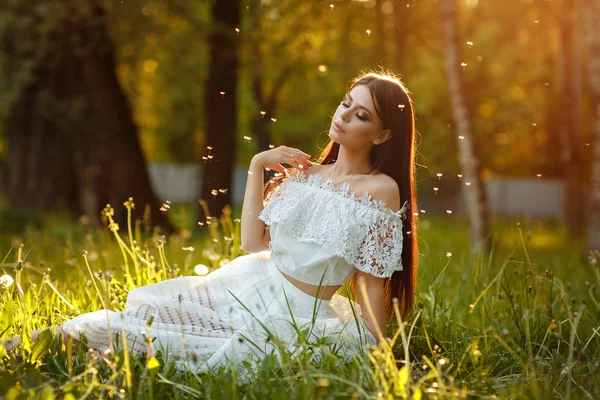 Portrait de belle fille brune sensuelle en robe blanche sitti — Photo