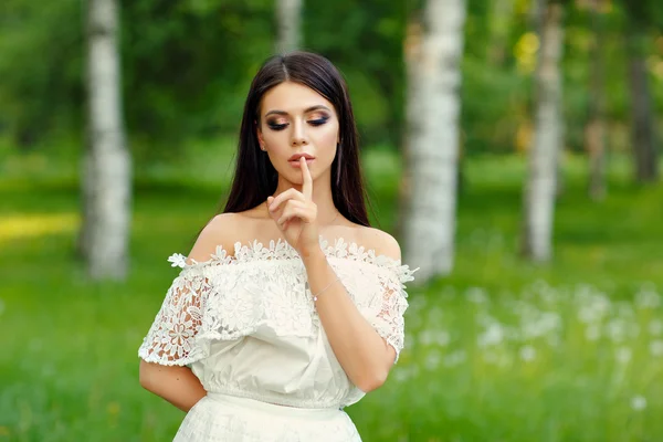 Retrato de bela menina sensual morena em vestido branco, colocar — Fotografia de Stock