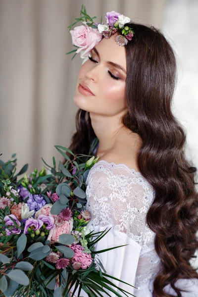 Kahverengi gözlü güzel bir seksi esmer kız Portresi 