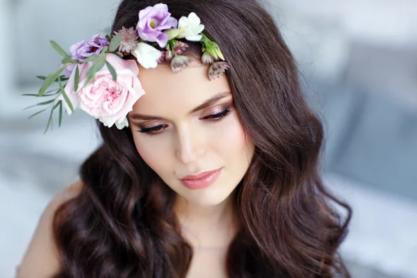 Retrato de una niña en una corona de flores, con los ojos abatidos, primer plano —  Fotos de Stock