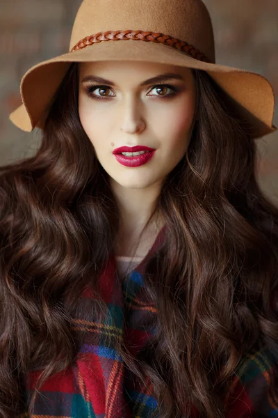 Retrato de una hermosa mujer elegante morena con ojos marrones w —  Fotos de Stock