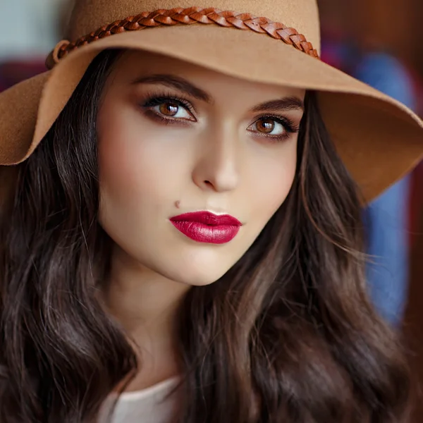 Kahverengi gözlü güzel bir zarif kadın esmer portresi w