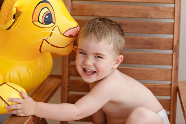 Portret van een jongetje dat lacht en knuffels met gele inf — Stockfoto