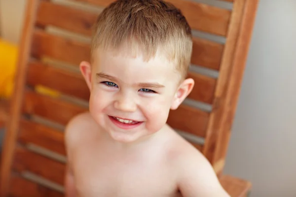 Portret van een jongetje dat positief glimlacht — Stockfoto