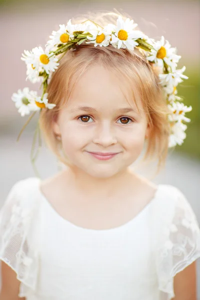 Portret de fetiță blondă de 5 ani într-o rochie albă și o — Fotografie, imagine de stoc