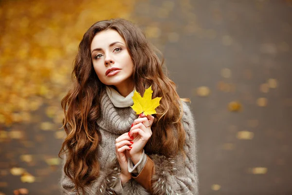 Retrato de uma menina bonita, sonhadora e triste com cabelo ondulado longo — Fotografia de Stock