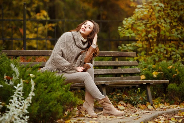 Portret bardzo ładna, uśmiechnięte dziewczyny w drutach sweter, z — Zdjęcie stockowe