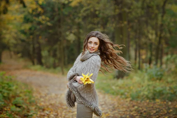 Retrato de uma menina muito bonita, sorridente em uma camisola de malha, cabelo — Fotografia de Stock