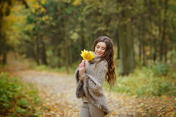 Πορτρέτο του ένα πολύ όμορφο, χαμογελαστό κορίτσι σε μια δεμένη πουλόβερ, με — Φωτογραφία Αρχείου