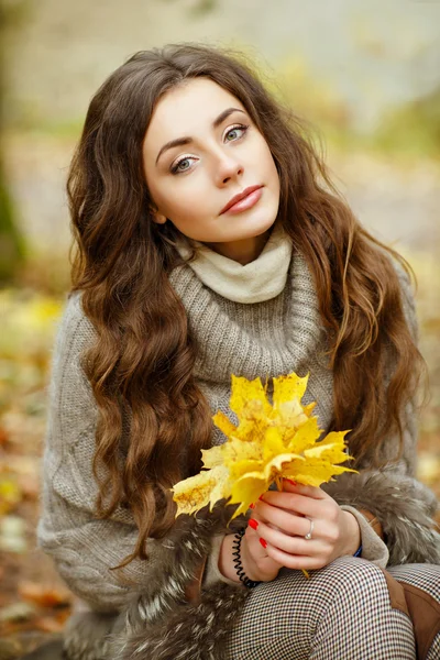 Retrato de uma menina bonita, sonhadora e triste com cabelo ondulado longo — Fotografia de Stock