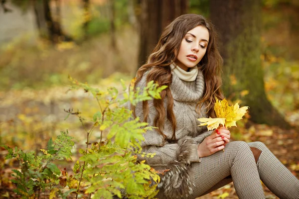 Portret van een mooie, dromerige en verdrietig meisje met lang golvend haar — Stockfoto