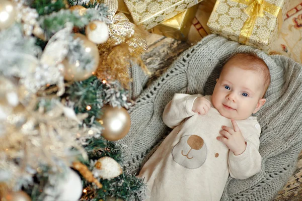 Menina bebê deitado no fundo de interiores de Natal — Fotografia de Stock