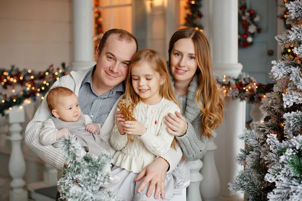Είναι όμορφο ευτυχισμένη οικογένεια με μικρό κορίτσι στο πλεκτό πουλόβερ — Φωτογραφία Αρχείου