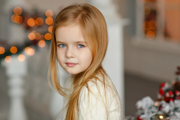Gyönyörű szőke kislány mosolyogva az új ti kék szemmel — Stock Fotó
